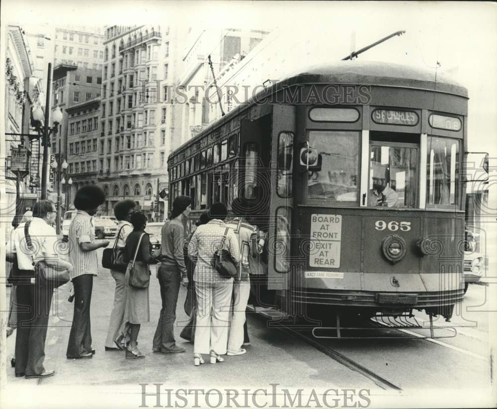 1977 Passengers flock to board St. Charles Strret car - Historic Images