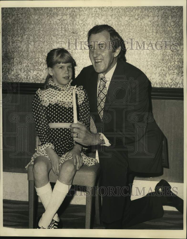 1972 Press Photo Epilepsy Poster Child Diana Lynn Neilsen with Edmund Muskie- Historic Images