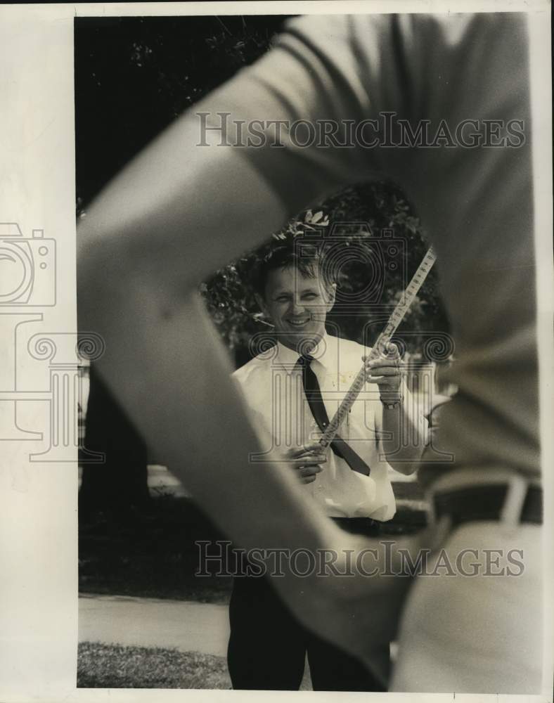 1966 Press Photo Fred Nelson With Reaction Timer Used To Measure Reflexes - Historic Images