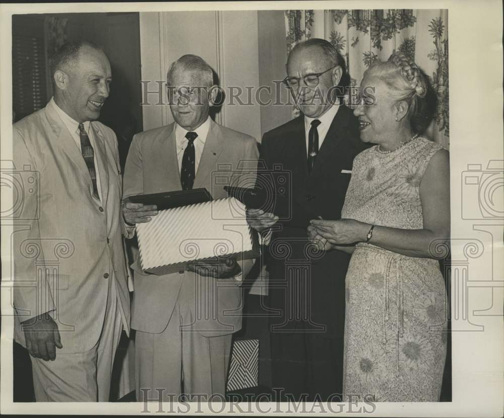 Press Photo Attendees at the Tulane Alumni Reception - nob97306- Historic Images