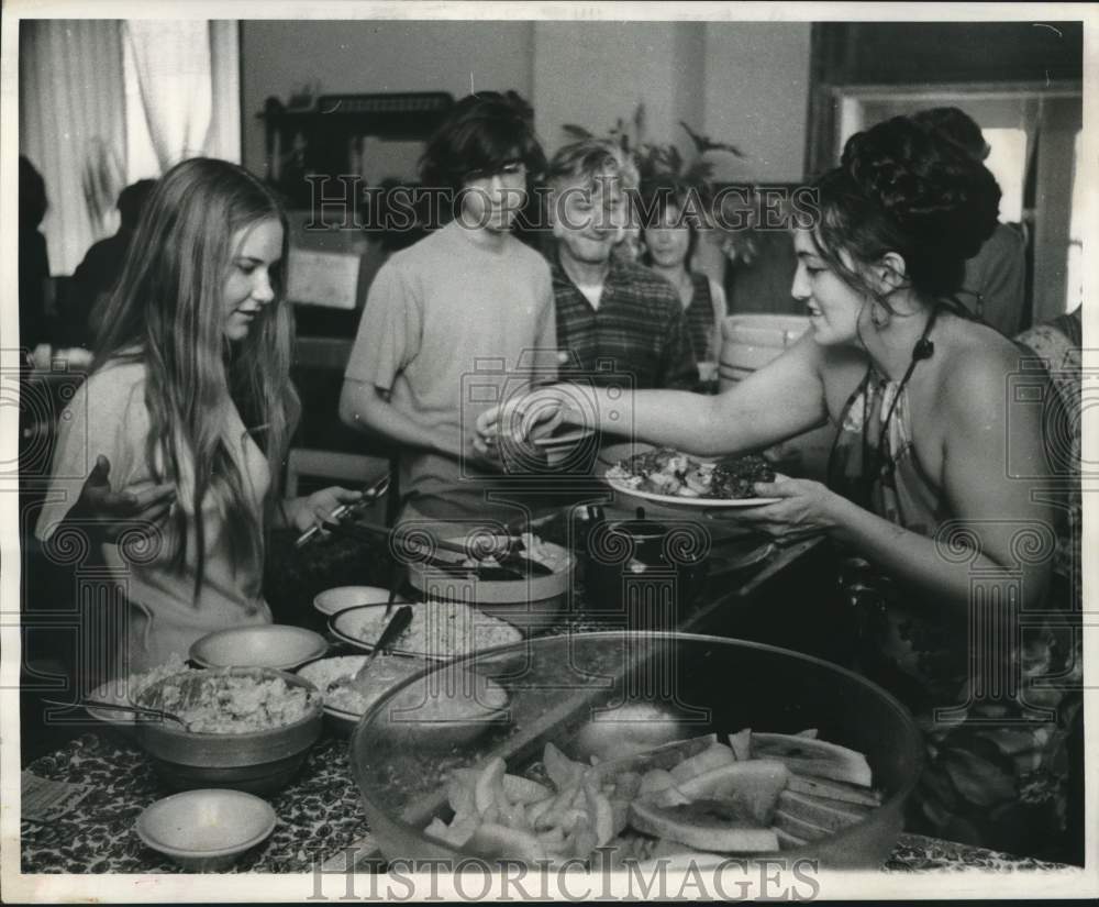 1971 Press Photo Mrs. Barbara Kaufman serves health food at Shambula Restaurant- Historic Images