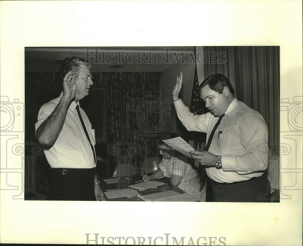 1971 Press Photo Library Board member Clayton Ocman sworn in by Michael Dew Jr.- Historic Images