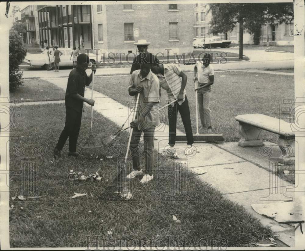 1970 Press Photo Neighborhood Youth Corps Members Work On Cleanup In Project - Historic Images