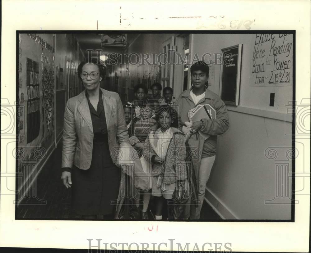 1989 Teacher, Parent, Students at Medard H. Nelson Elementary School - Historic Images