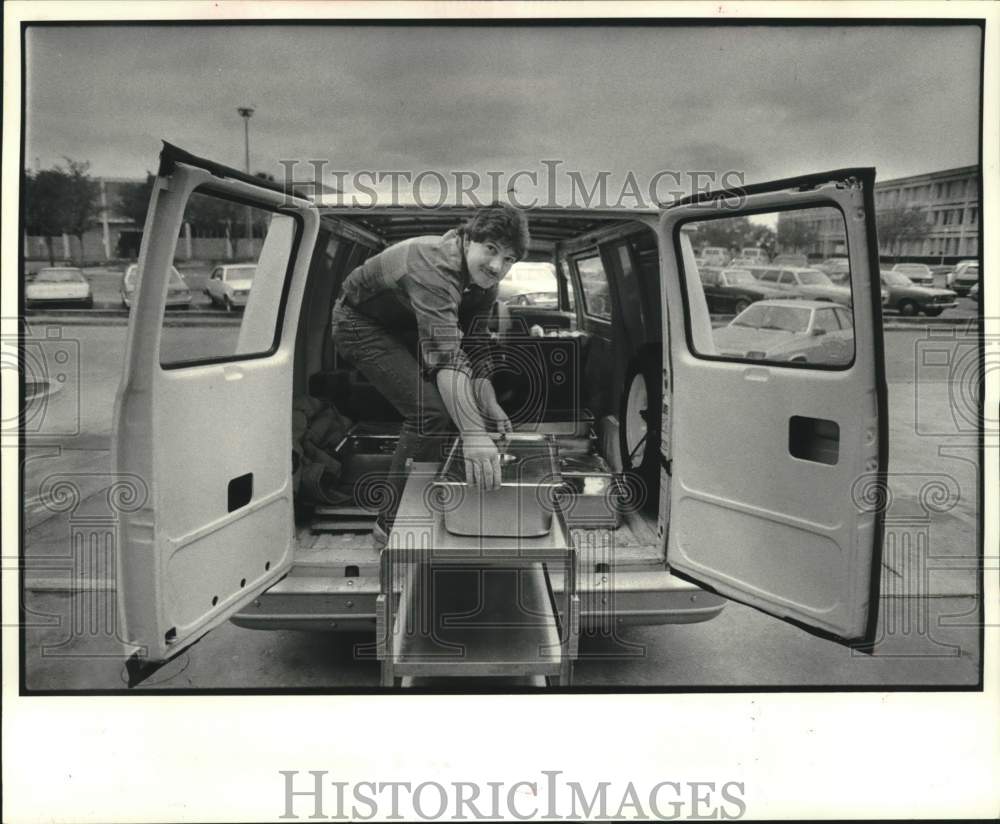 1983 Meals On Wheels Volunteer Dana Sutton Loads Food Into Van - Historic Images