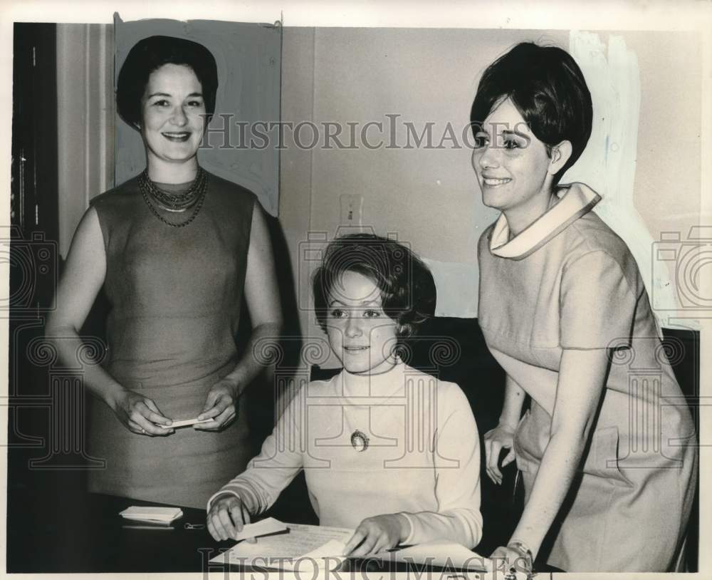 1967 Press Photo Kappa Alpha Theta Sorority Alumnae Host Benefit Party-Historic Images