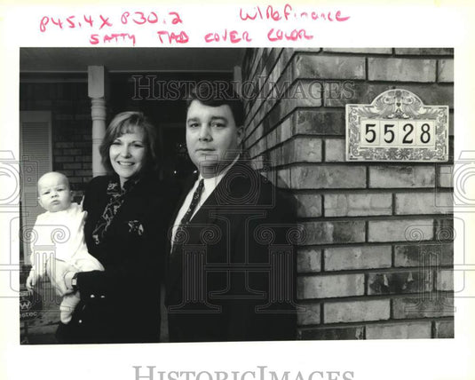 1993 Press Photo Karen & Jim Love, Daughter Allison, On Porch Of Kenner Home - Historic Images