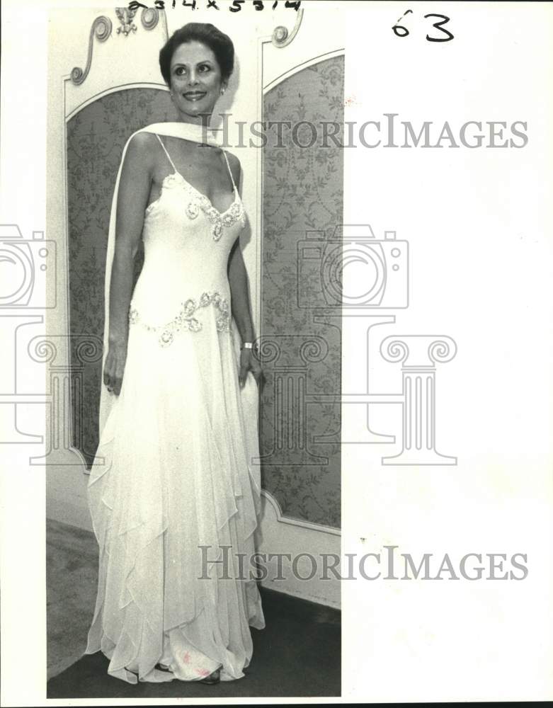 1980 Press Photo Woman Models Evening Gown With Matching Stole - nob99685 - Historic Images