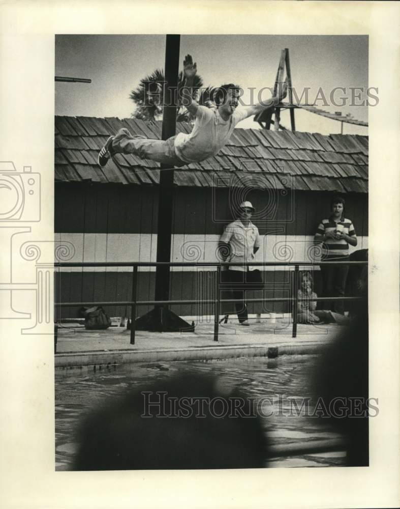 1977 Press Photo Man Dives Fully Clothed Into Pool, Pontchartrain Beach- Historic Images