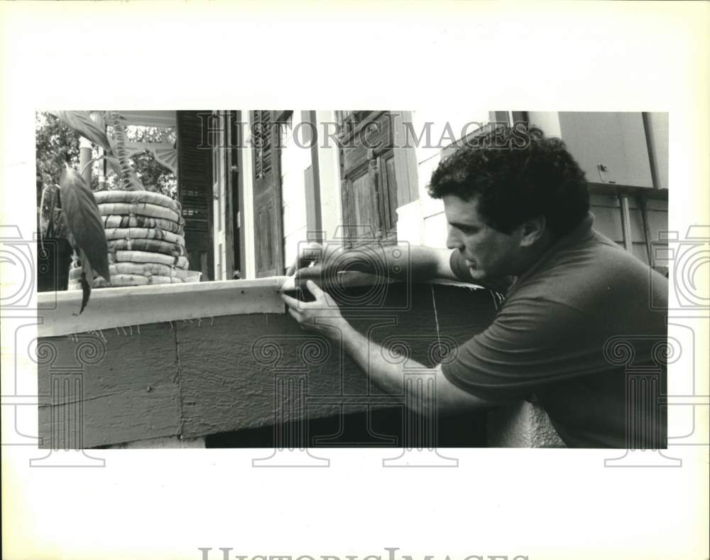 Press Photo Steve Nicaud hammers nails in stretched canvas deck covering - Historic Images