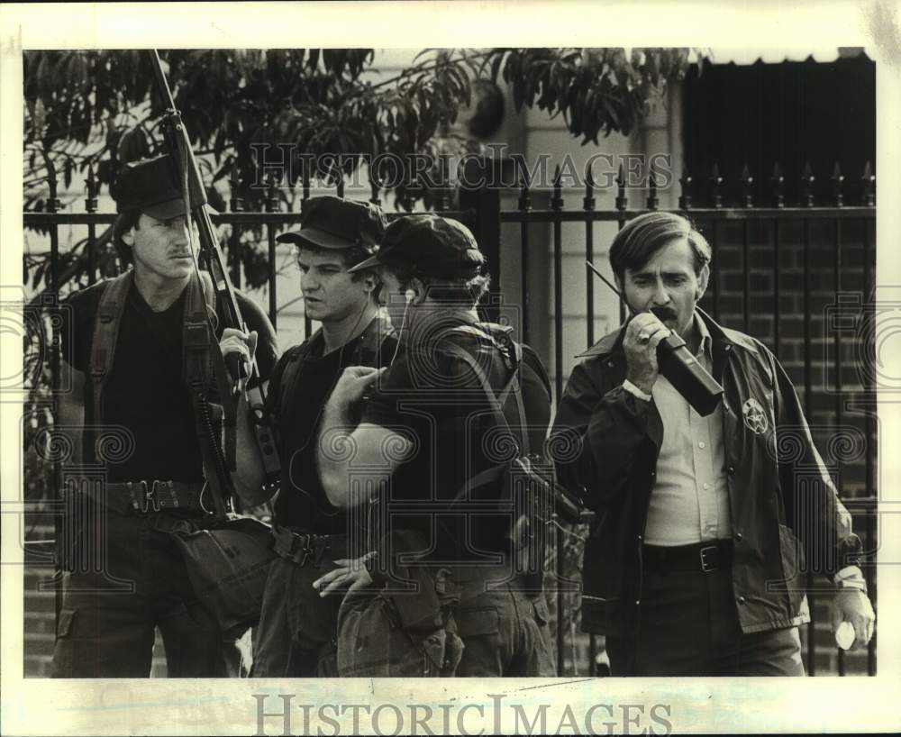 1983 Press Photo SWAT team members outside residence of Calvin Edwards - Historic Images