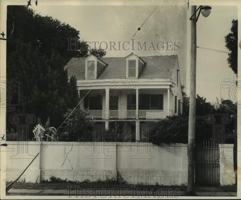 1954 Press Photo One of Houses on Moss Street To Be Demolished for New School - Historic Images