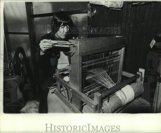 1984 Press Photo Woman weaving at Ponchato Country Market - noc03823- Historic Images