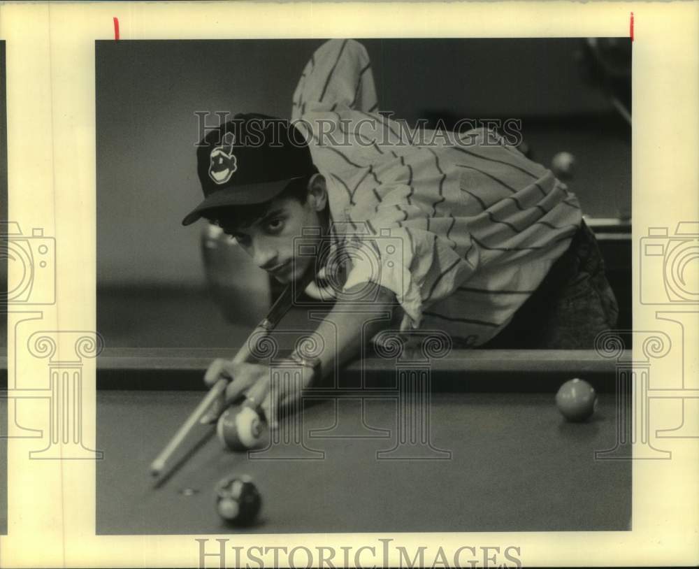 1990 Press Photo Alberto Rojas lines up a shot while play a game of pool- Historic Images