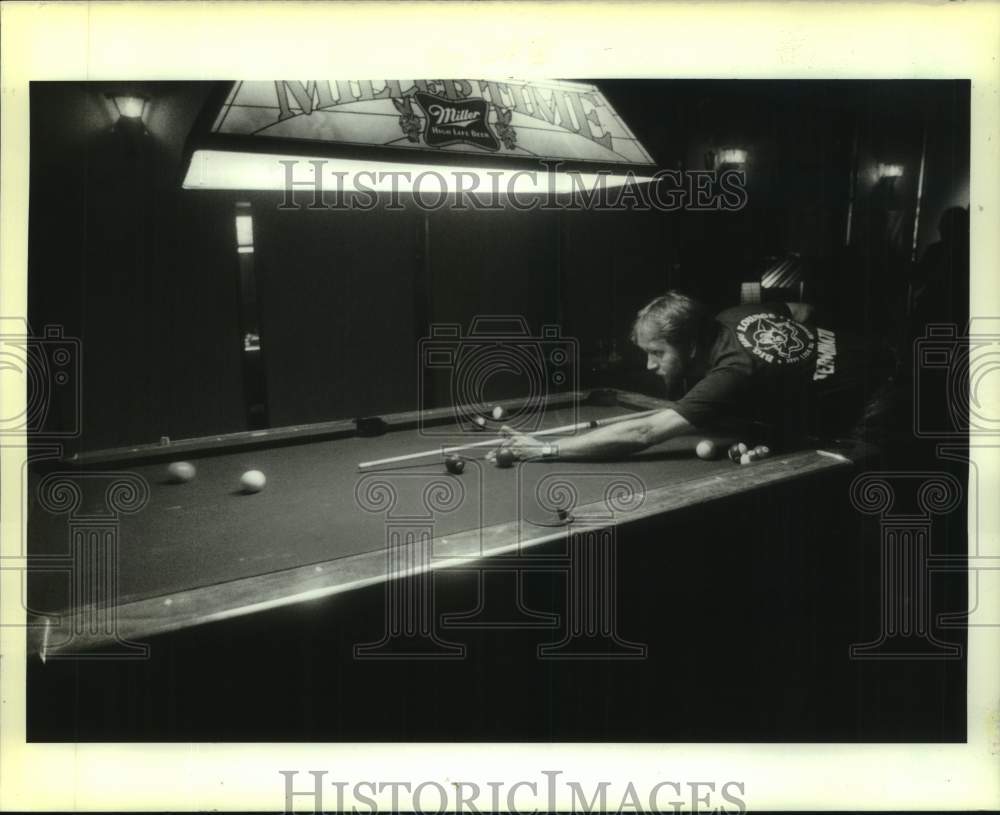 1988 Press Photo Terminator pool team member, Mike Joly, aims for a shot- Historic Images