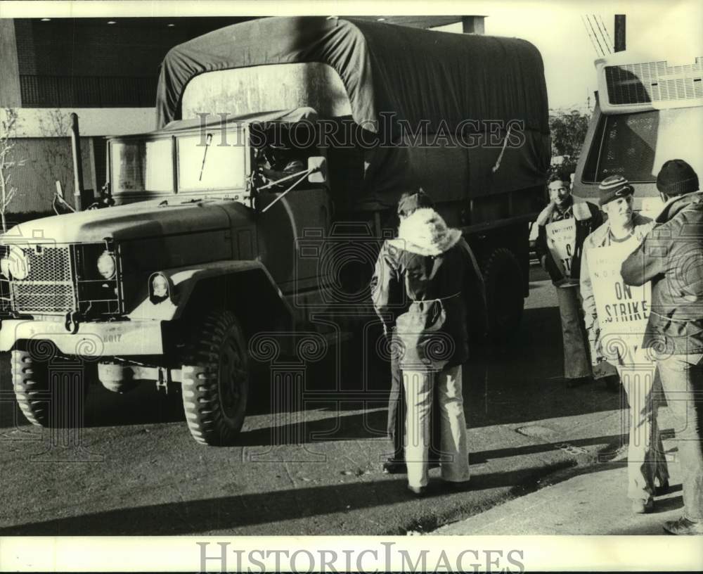 1979 Press Photo A group of N.O.P.D employees during a strike - Historic Images