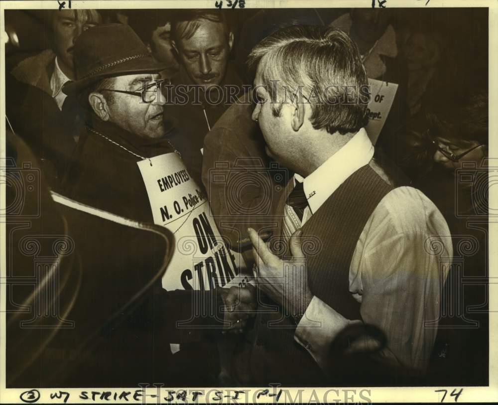 1979 Chief James C. Parsons Shakes Hands With PIcketing Officer - Historic Images