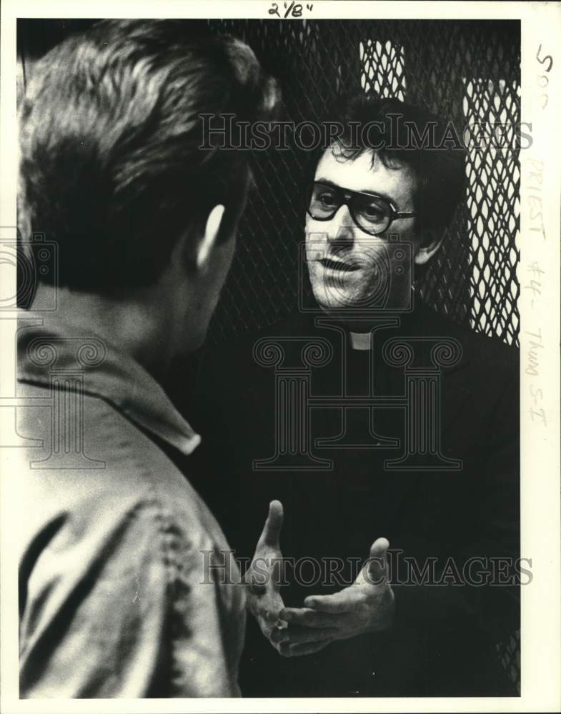 1979 Press Photo Rev. John Perino listens to confession of man in Louisiana - Historic Images