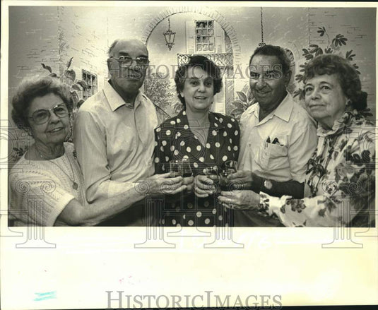1987 Press Photo Dudley Parker reunited with English cousin Lydia Cleaver- Historic Images