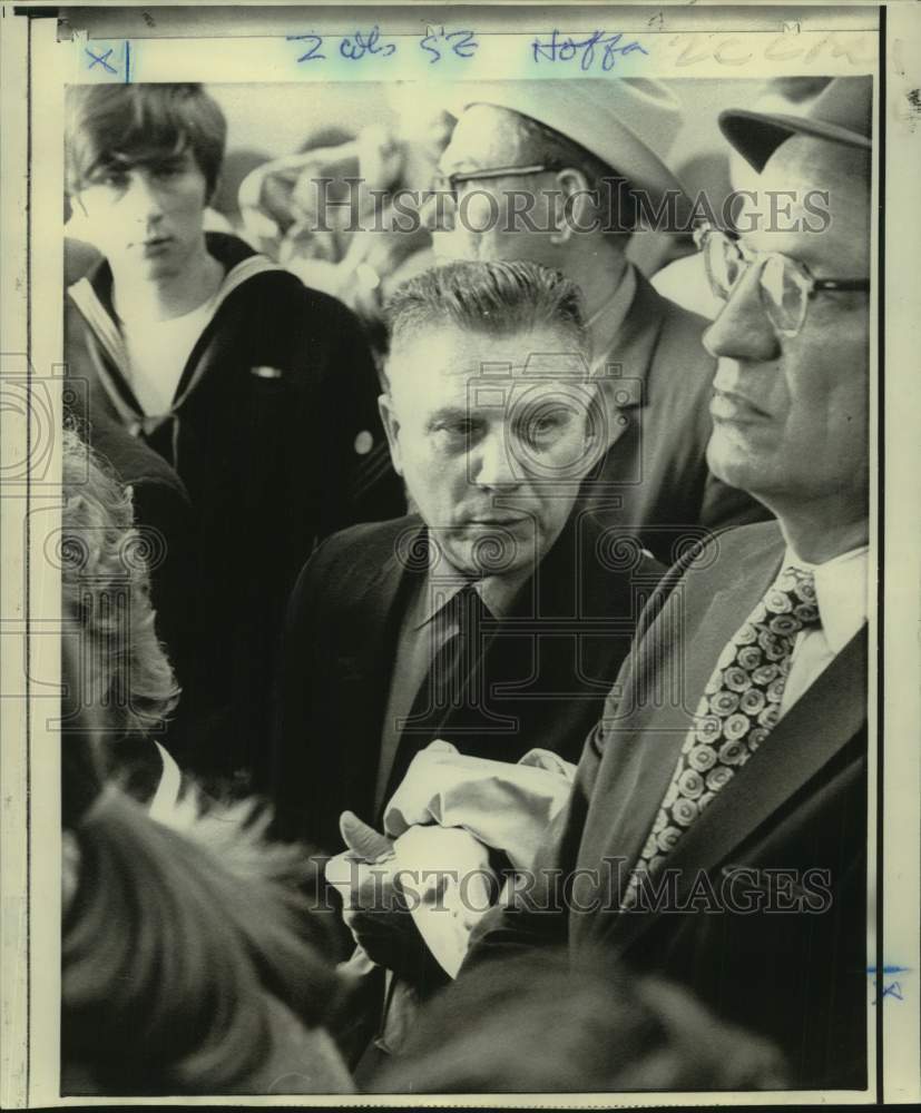 1971 Press Photo Teamster Union Leader James Hoffa, before he boards airplane - Historic Images