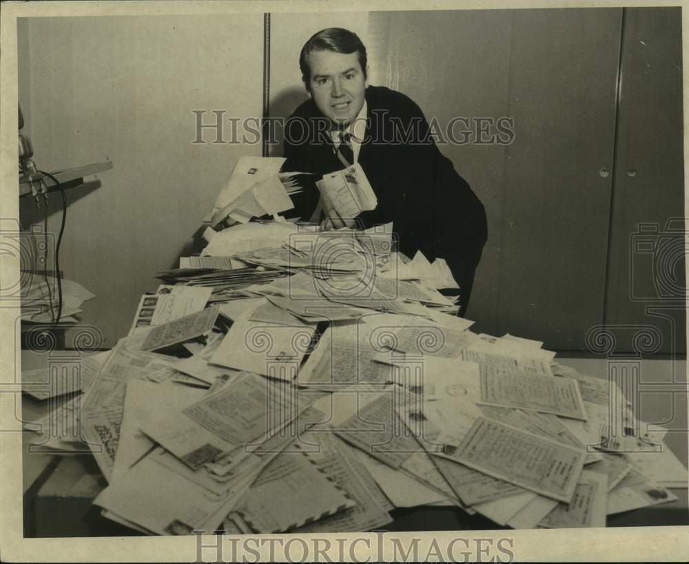 1971 Jim Perry with his pile of letters - Historic Images