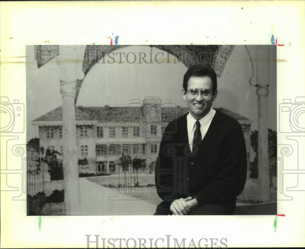 1989 Press Photo Mark Robert, Holy Cross New Football Coach - noc06805 - Historic Images