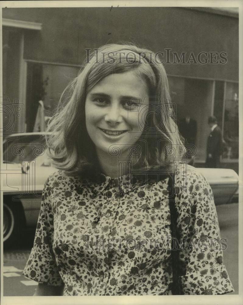 1964 Mary Lou Parker, student gives opinion on school zones - Historic Images