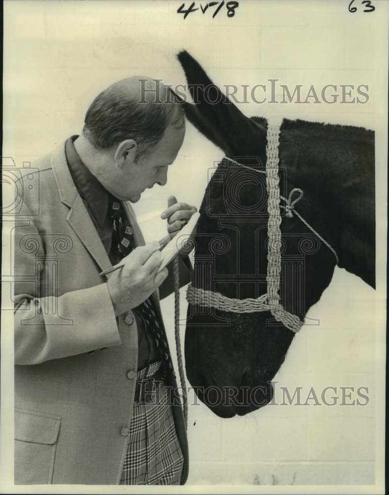 1976 Travel editor interviews mule named Kate at annual Mule Day - Historic Images