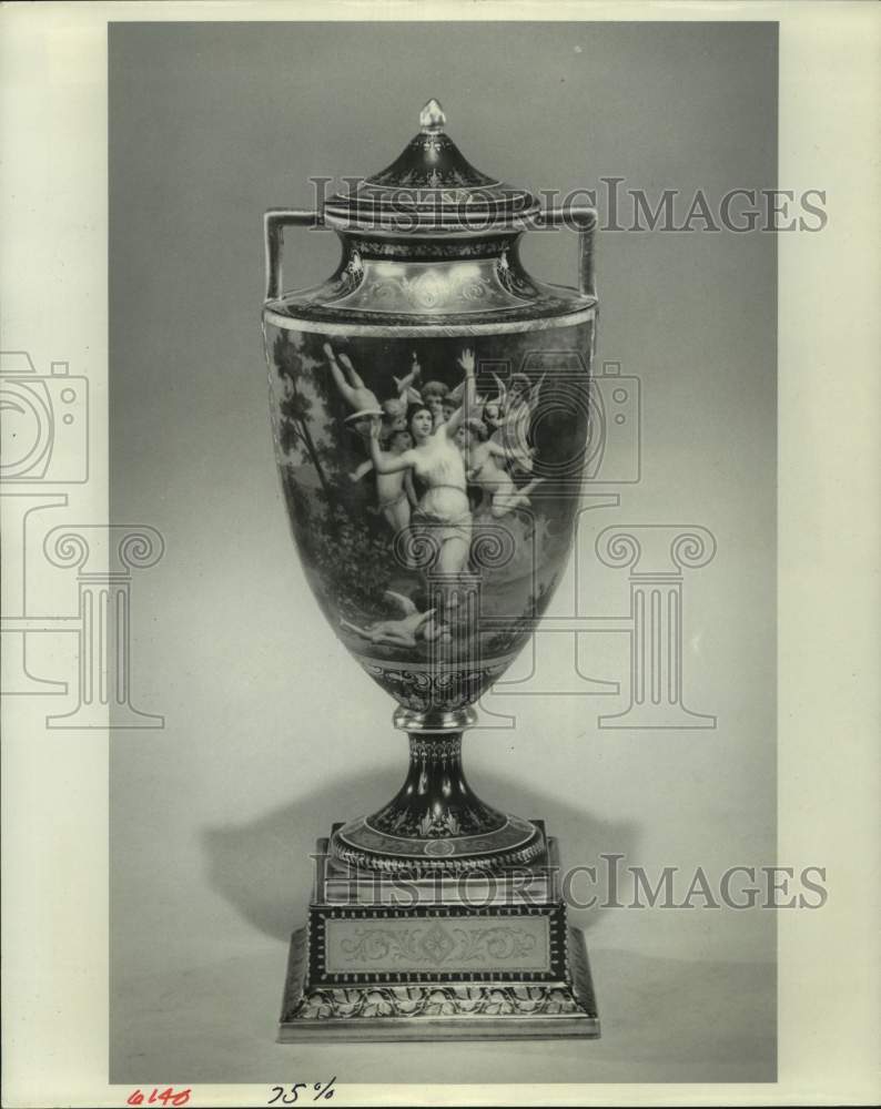 1986 Fine Royal Vienna porcelain covered urn. - Historic Images