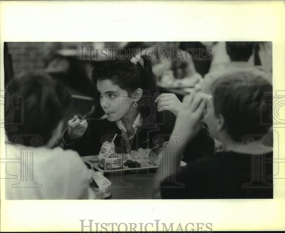 1988 Norco Elementary School sixth grader Aimee Anderson, 11, lunch - Historic Images