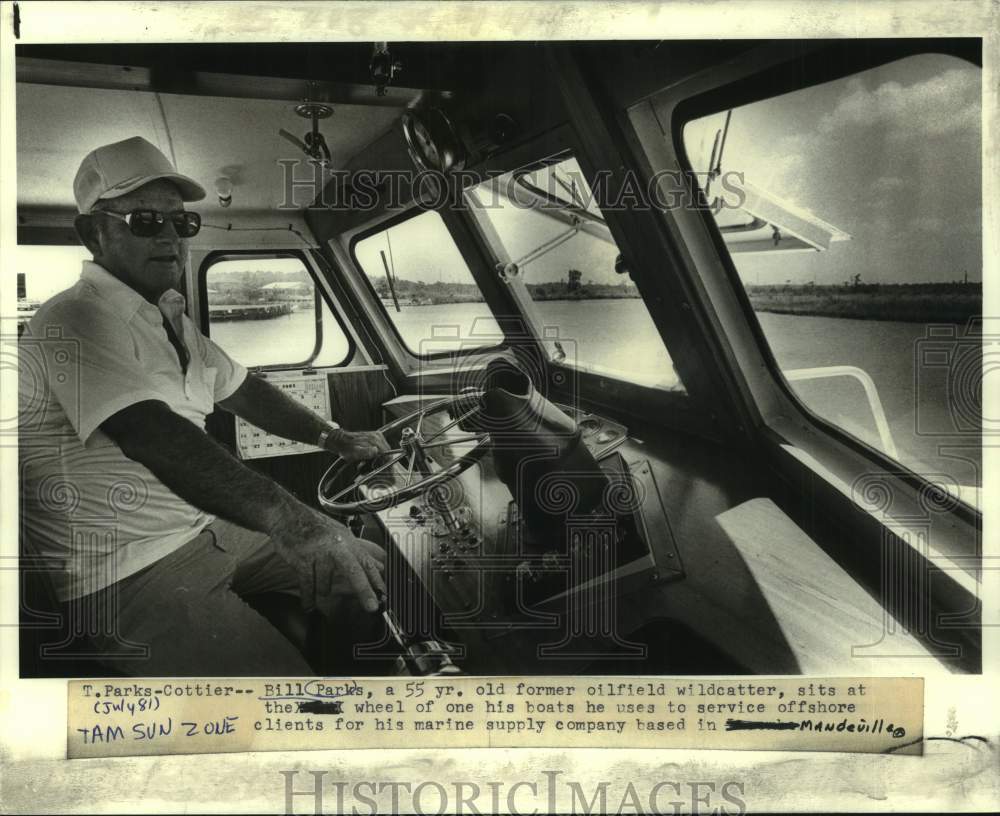 1981 Press Photo Bill Parks sits at the wheel of boat used to service offshore - Historic Images