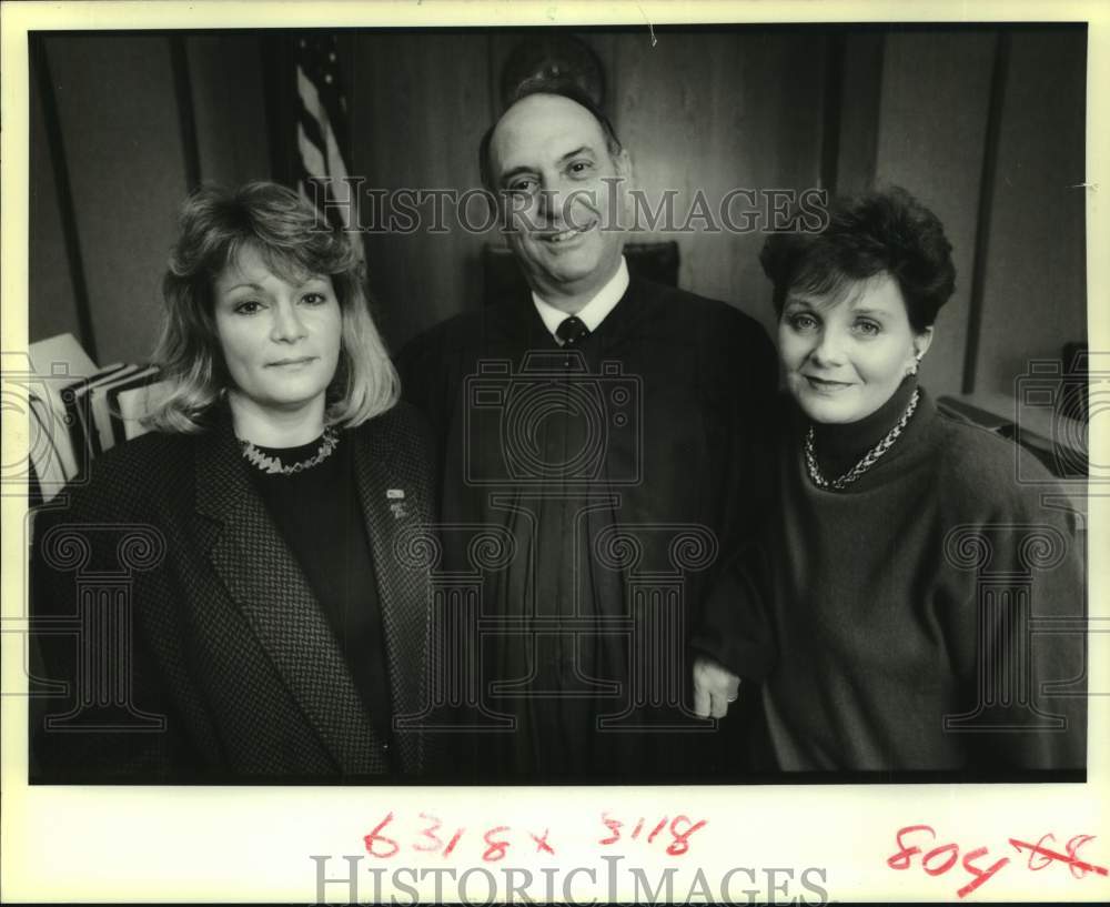 1988 Court appointed special advocates pose in the judge&#39;s courtroom - Historic Images