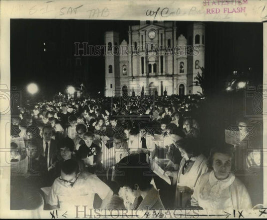 1978 Press Photo Patio Planters gave out 4,000 candles for Christmas caroling. - Historic Images