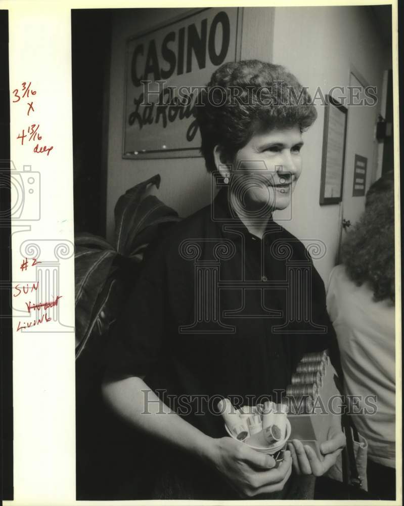 1989 Press Photo Mrs. Elmore with her $200 worth of slot machine chips- Historic Images
