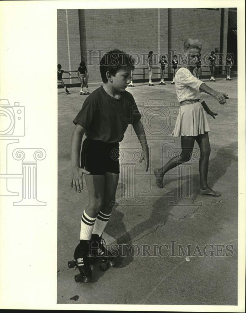 1984 Press Photo Dot Post instructs grandson at Louisiana Jefferson playground- Historic Images