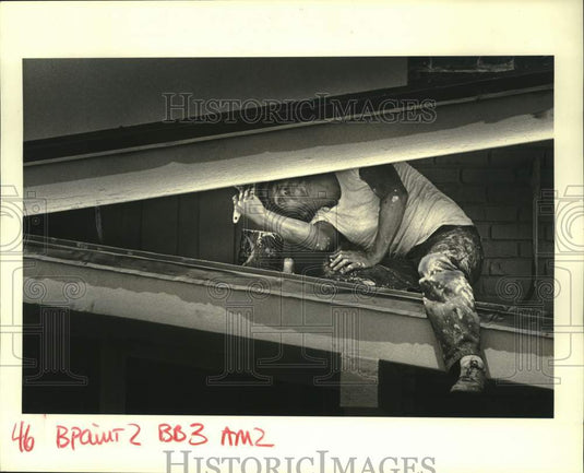 1987 Press Photo Charles Price Paints Service Station, Arabi, Louisiana- Historic Images