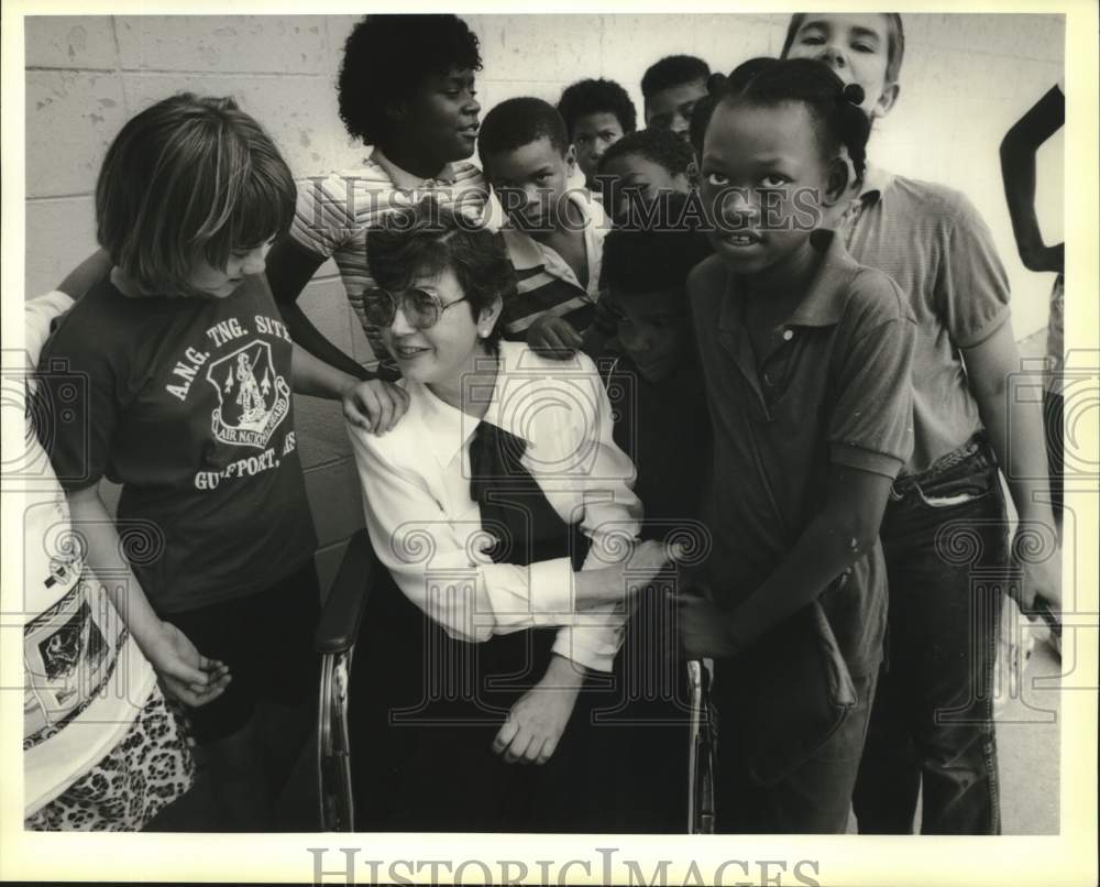 1989 Principal Dr. Jackie Pizzano visits Avondale School students - Historic Images