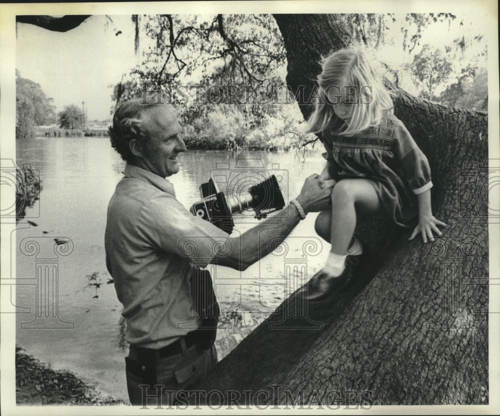 1976 Photographer Mike Posey with his young subject at the park - Historic Images