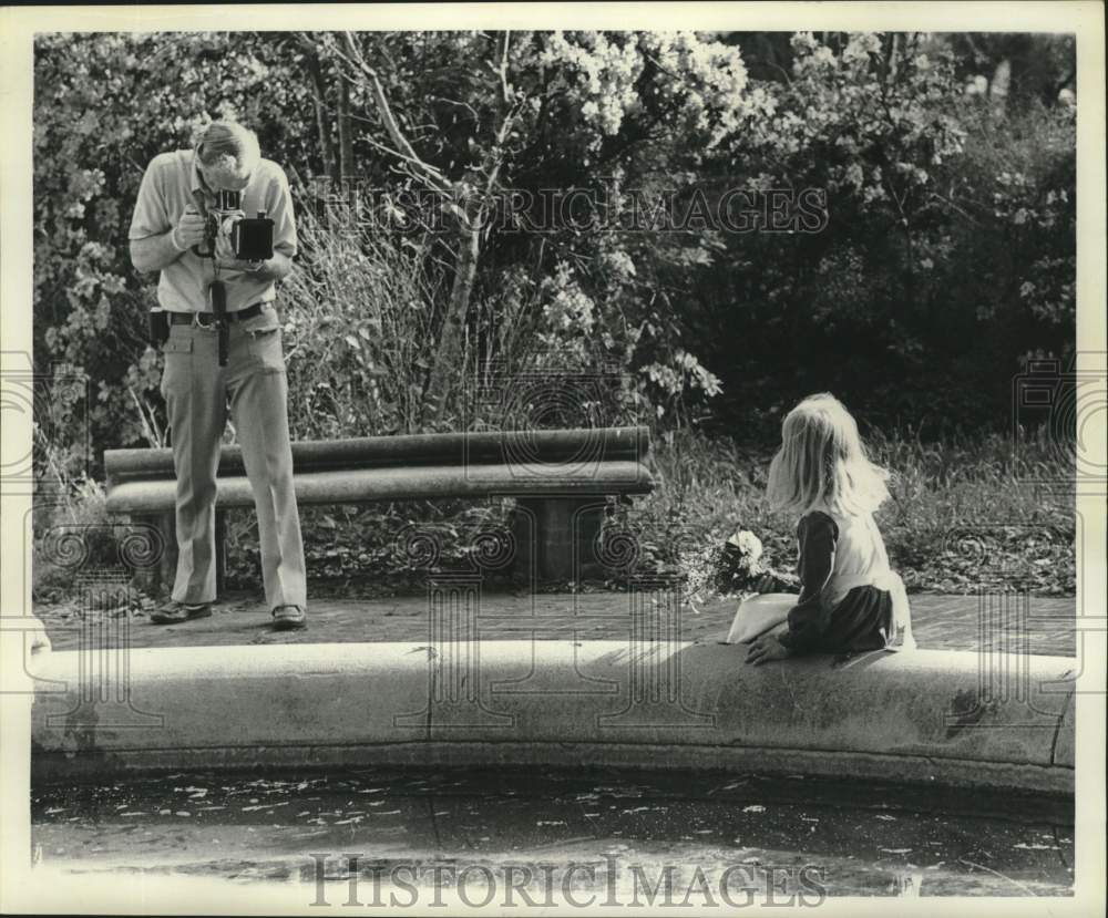 1976 Press Photo Photographer Mike Posey with young subject at the park - Historic Images