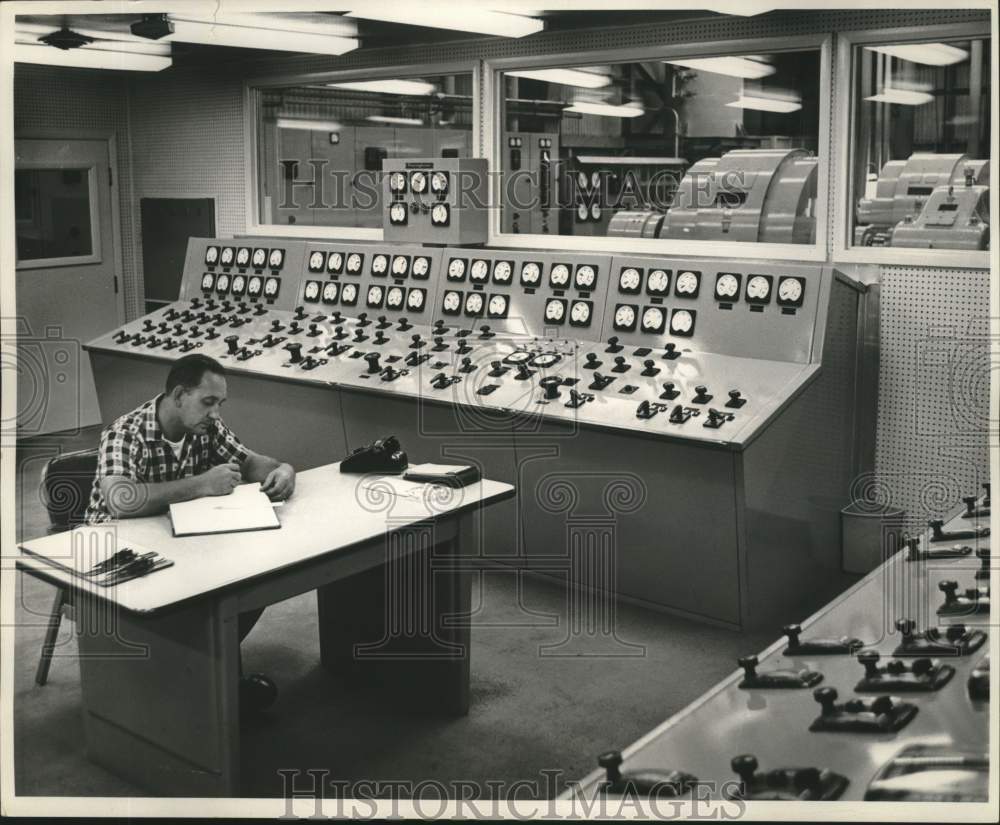 1976 Press Photo Control room in Grand Isle Power Plant station - noc09547 - Historic Images