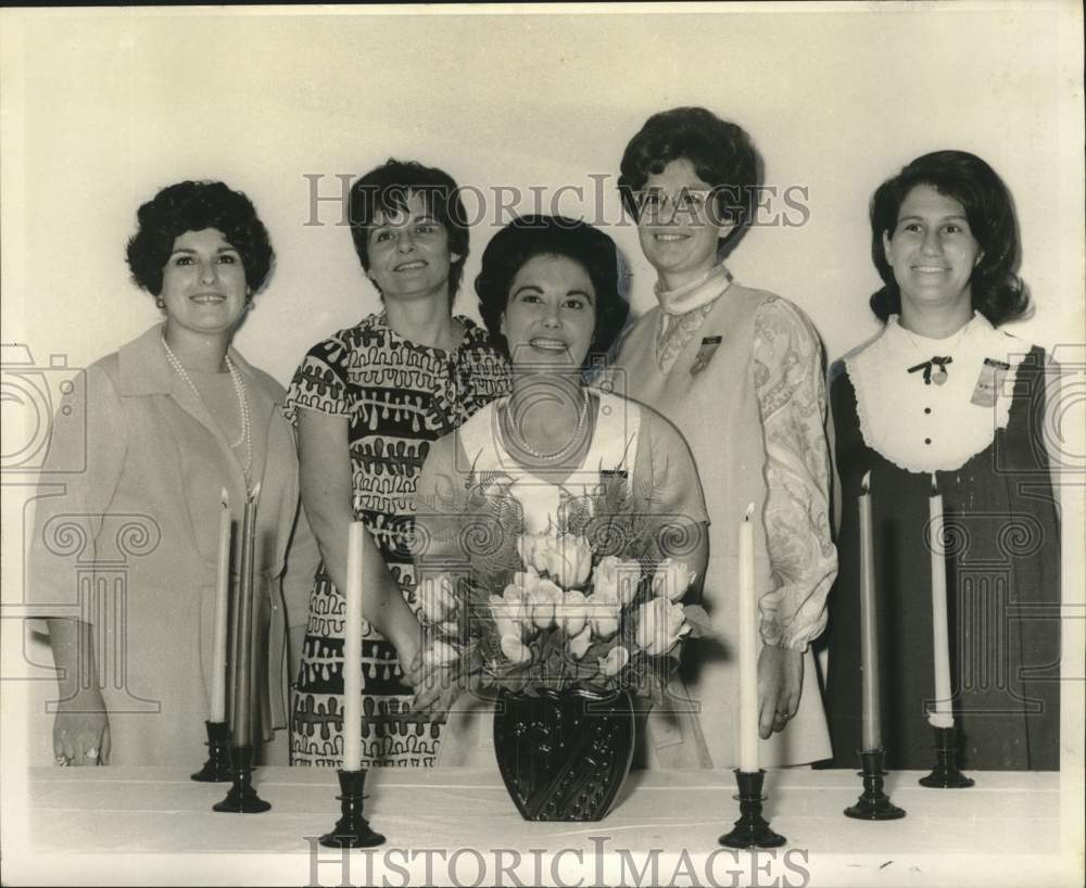 1970 Press Photo Officers of the Alpha Theta chapter of Beta Sigma Phi Sorority - Historic Images