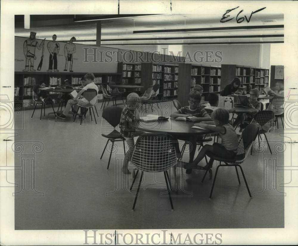 1968 Children reading leisurely at Algiers Regional Library - Historic Images