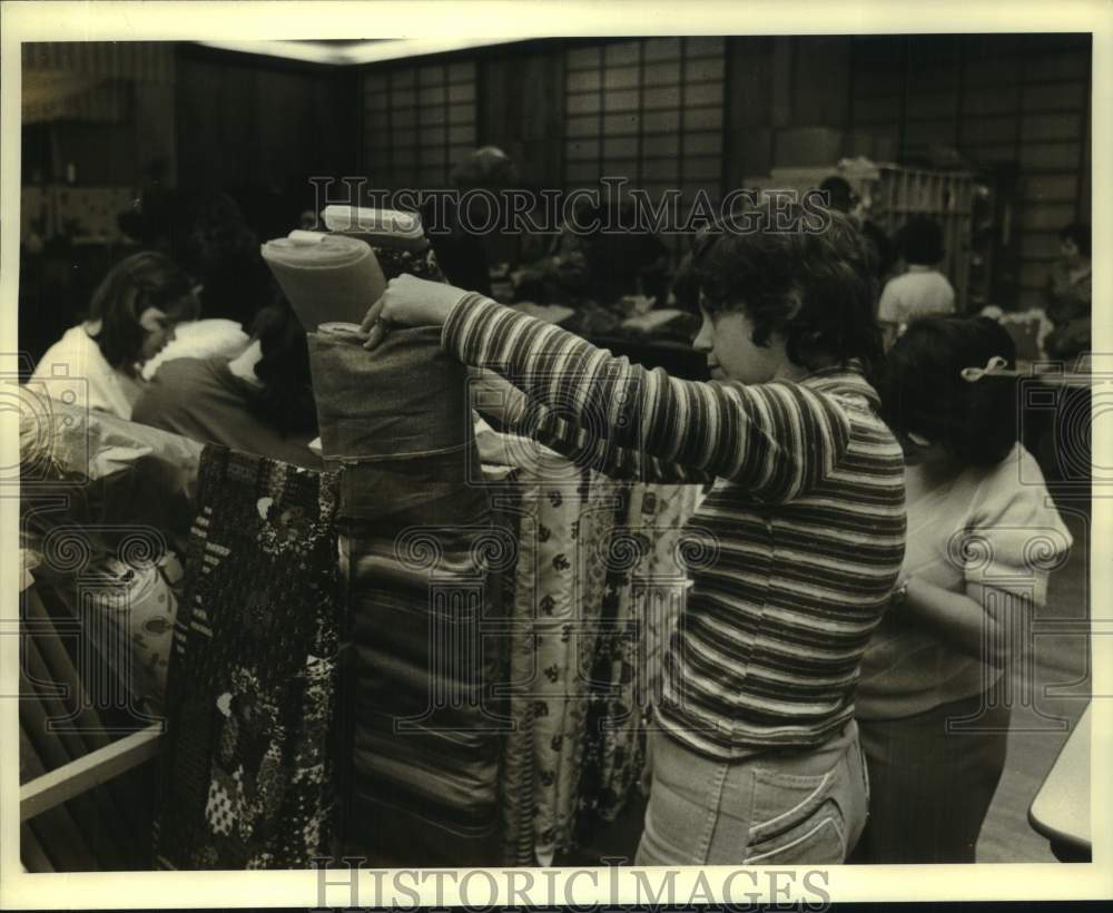 1980 Women sells fabric at Strive Center sale in New Orleans - Historic Images