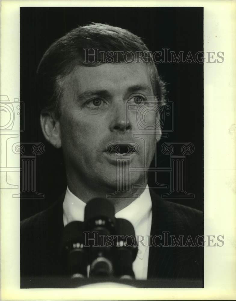 1988 Dan Quayle at press conference at Louisiana Marriot - Historic Images