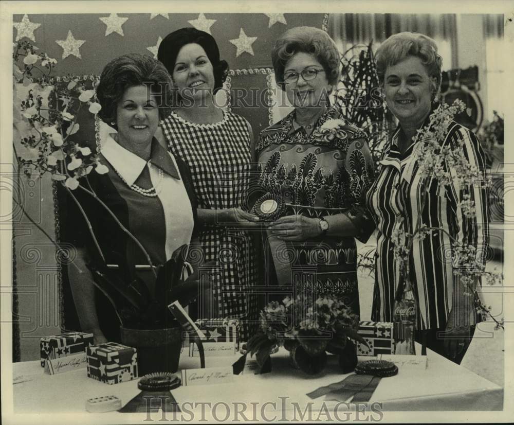 1973 Press Photo Members of Pontchartrain Garden Club at show in New Orleans - Historic Images