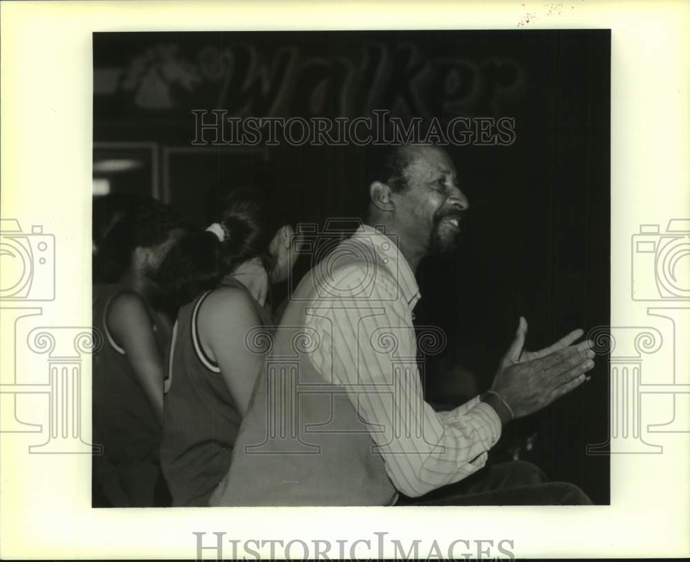 1990 Press Photo O. Perry Walker girls basketball head coach Vernon Riley- Historic Images