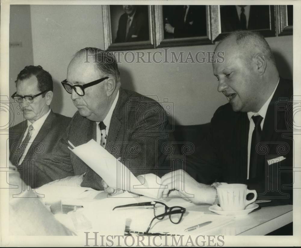 1968 Press Photo Attendees at Bridge Authority Meeting in Their Offices - Historic Images