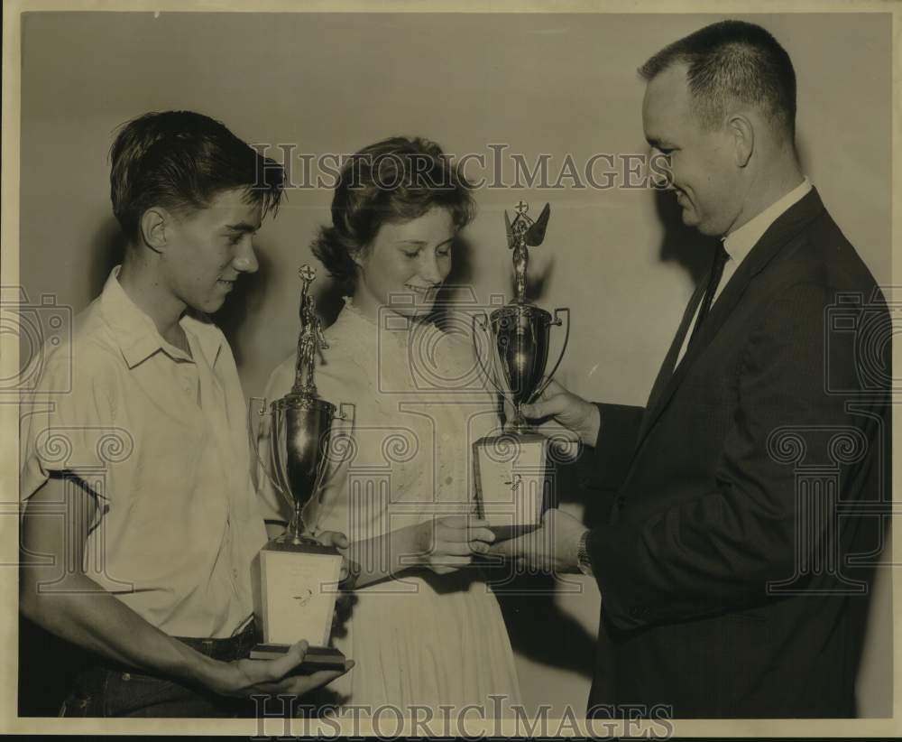 1963 Press Photo Ronny Steimle &amp; Jane Gavin Receive Trophies - Jaycee Rodeo - Historic Images