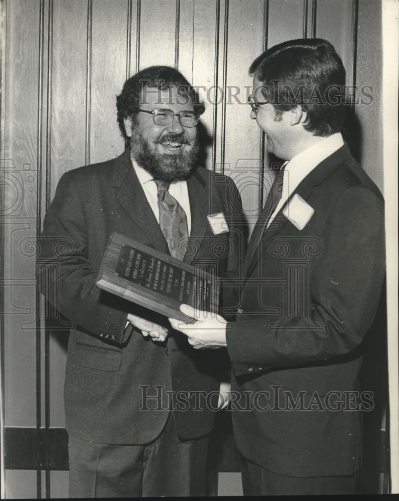 1972 Press Photo Dr. George Reinecke receives award at Martin High in Louisiana- Historic Images