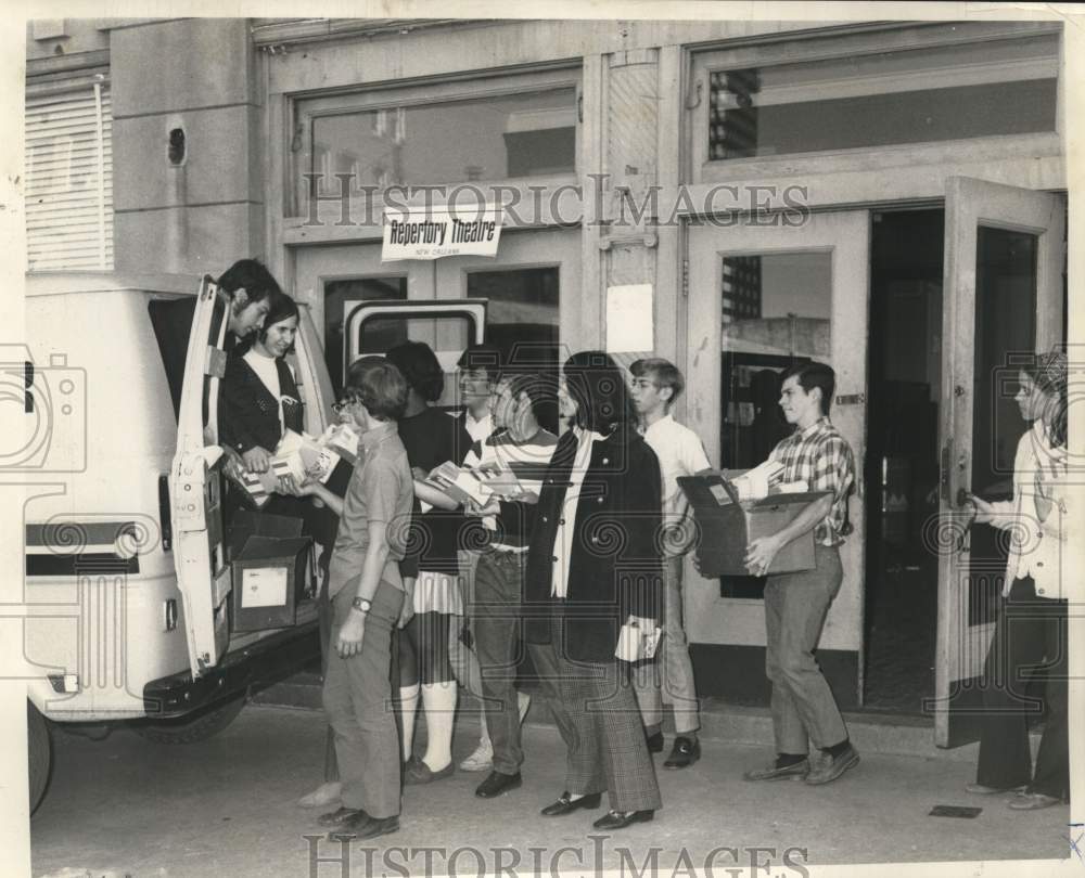 1970 Rep Theatre Volunteers carry brochures to van in New Orleans - Historic Images